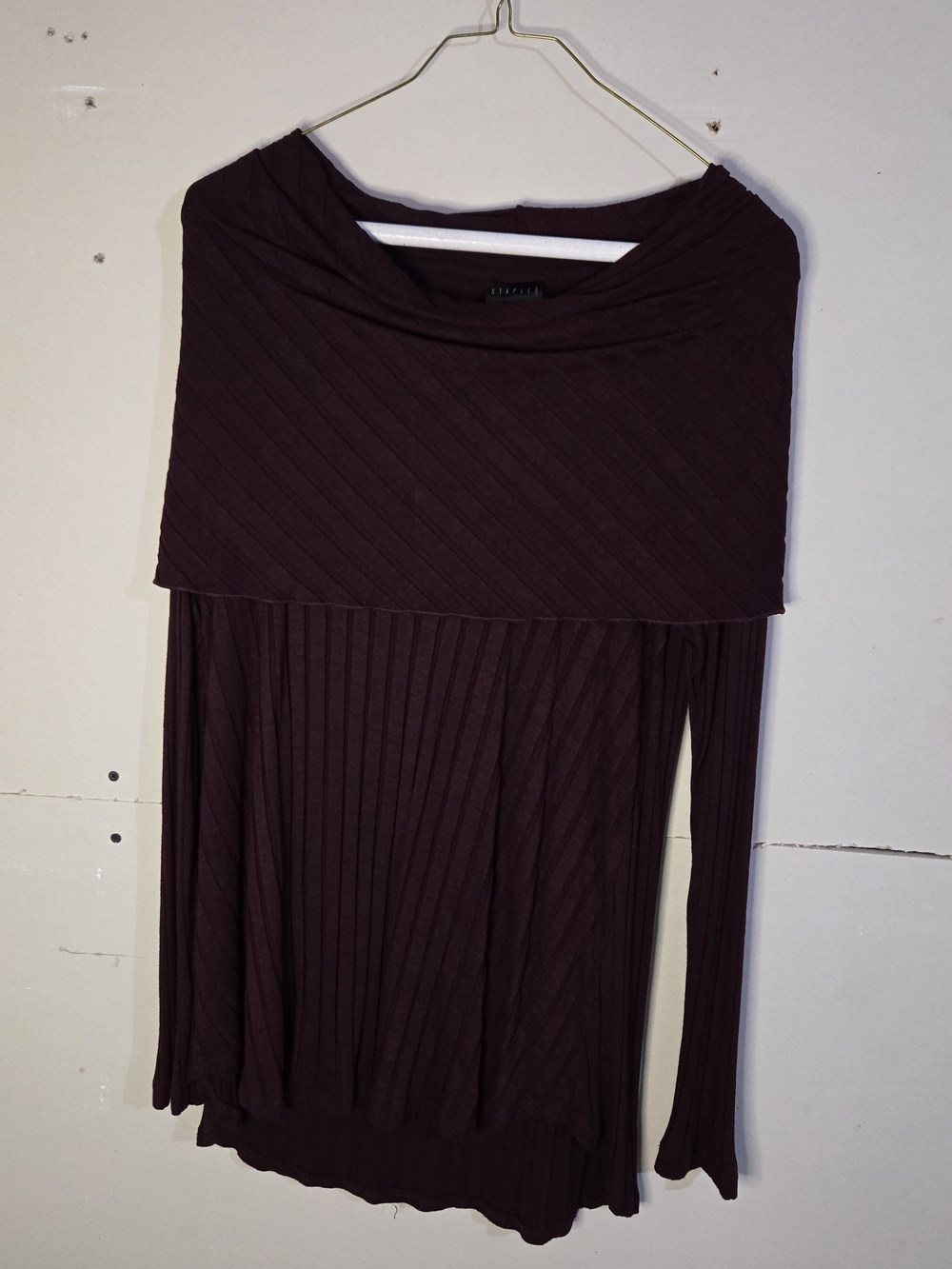 Staple Off-Shoulder Ribbed Top in Plum